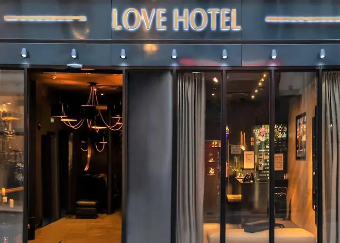 Love Hotel Avec Nuit Insolite Au Dandy Et Jacuzzi Privatise (Adults Only) Paris